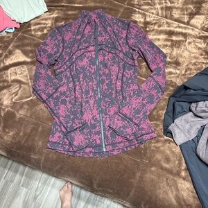 Woman’s size 6 Lululemon maroon and Black Zip-Up define Jacket